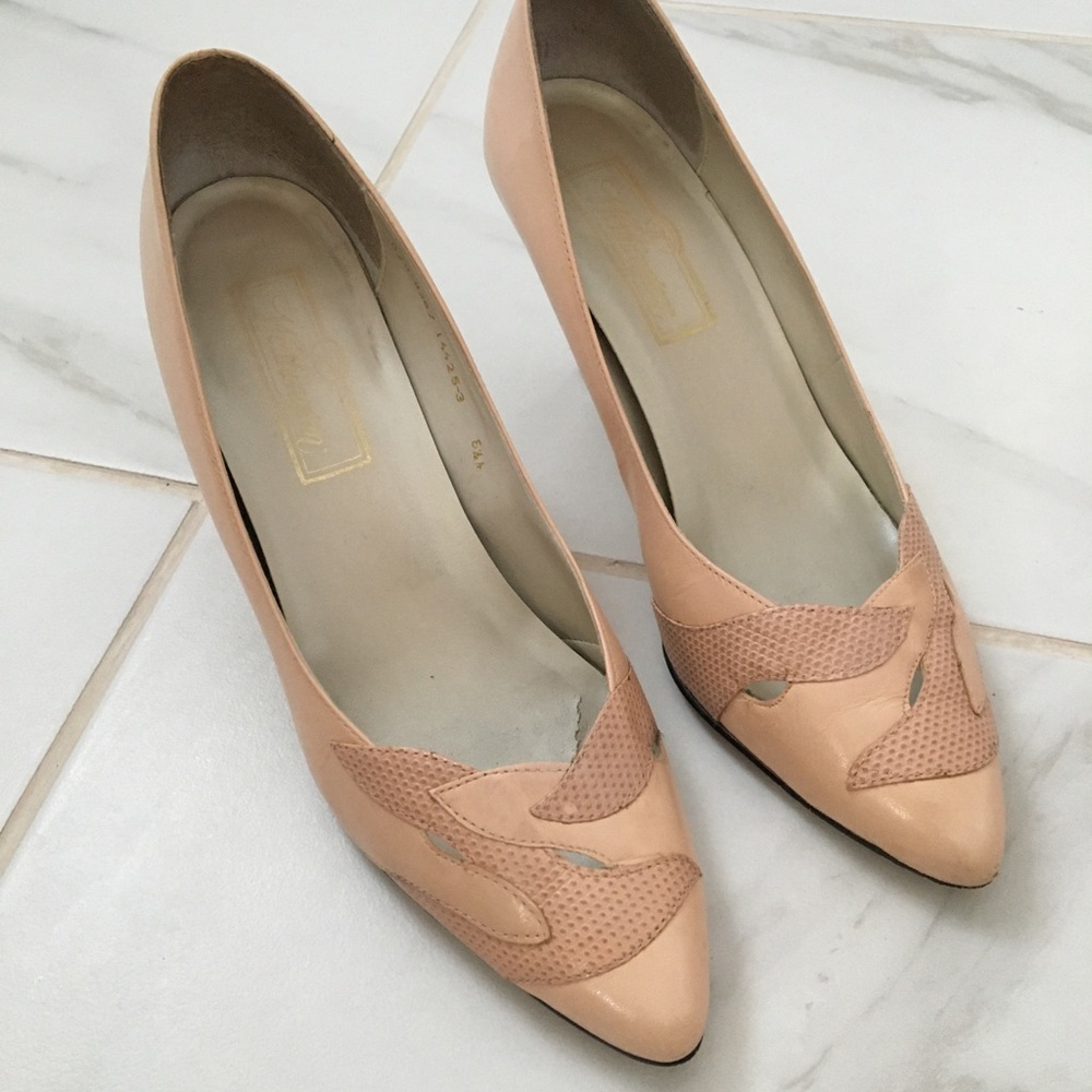 Vintage peach colored 2 1/2” heels, size 6.5.